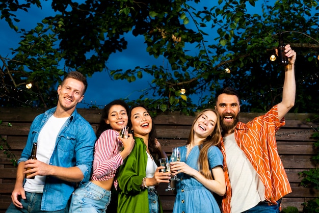 Jóvenes alegres celebrando la amistad