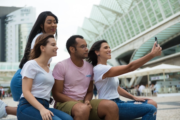 Foto gratuita jóvenes alegres posando para autorretrato