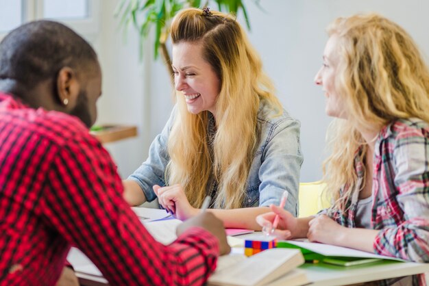 Jóvenes alegres trabajando en equipo