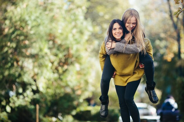 Jóvenes amigas que se divierten en el parque