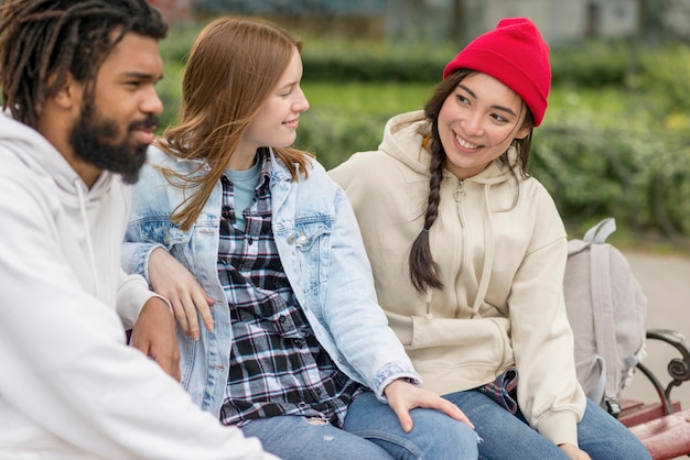 Jóvenes amigos al aire libre felices de conocer