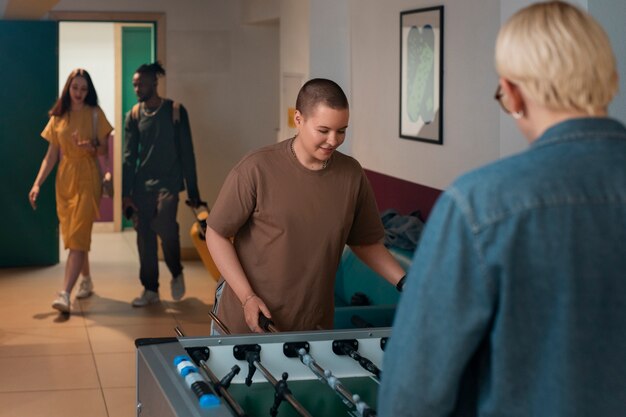 Jóvenes amigos en un albergue