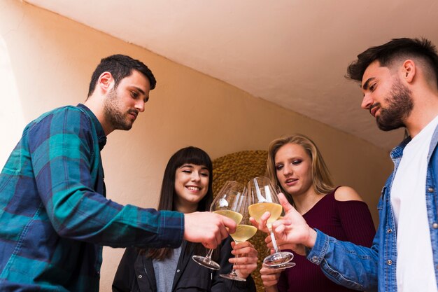 Jóvenes amigos brindando con bebidas