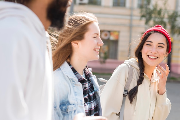 Jóvenes amigos caminando juntos