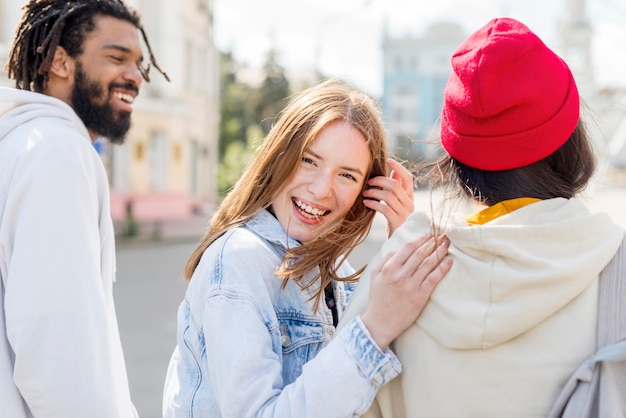 Foto gratuita jóvenes amigos caminando