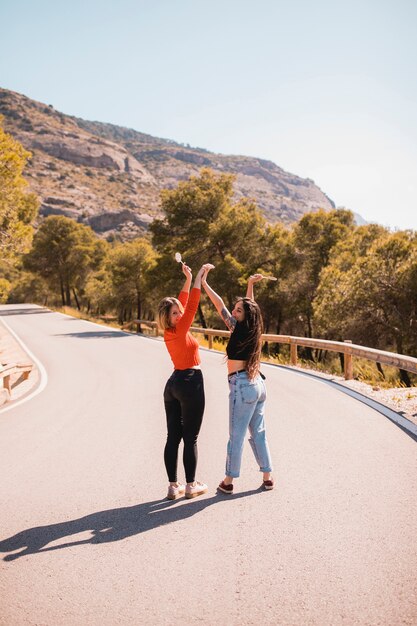 Jóvenes amigos en el camino rural