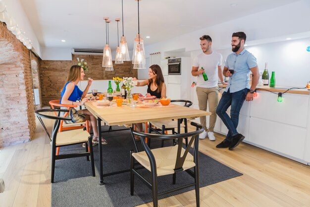 Jóvenes amigos en casa tener fiesta