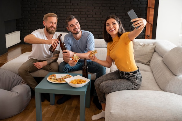 Foto gratuita jóvenes amigos comiendo juntos