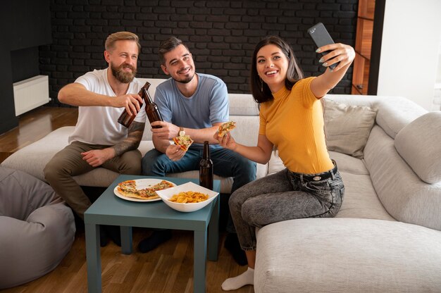 Jóvenes amigos comiendo juntos