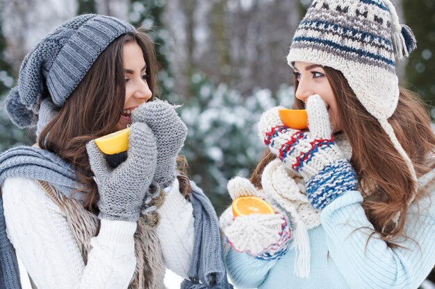 Jóvenes amigos comiendo una naranja