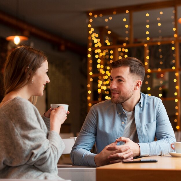 Jóvenes amigos conversando en una taza de café