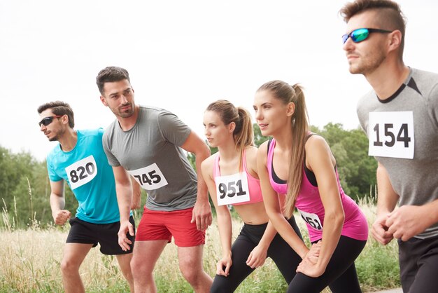 Jóvenes amigos corriendo durante una maratón