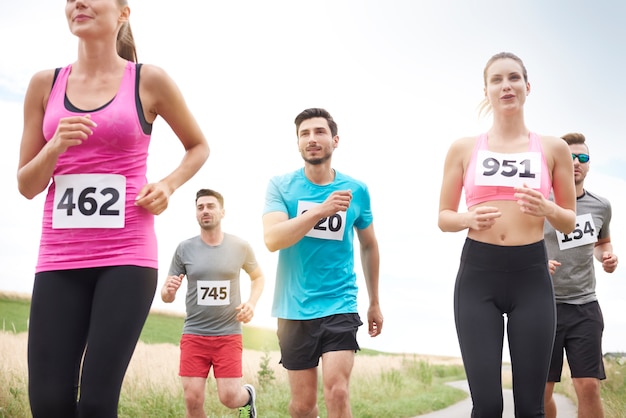 Foto gratuita jóvenes amigos corriendo durante una maratón