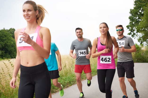 Foto gratuita jóvenes amigos corriendo durante una maratón