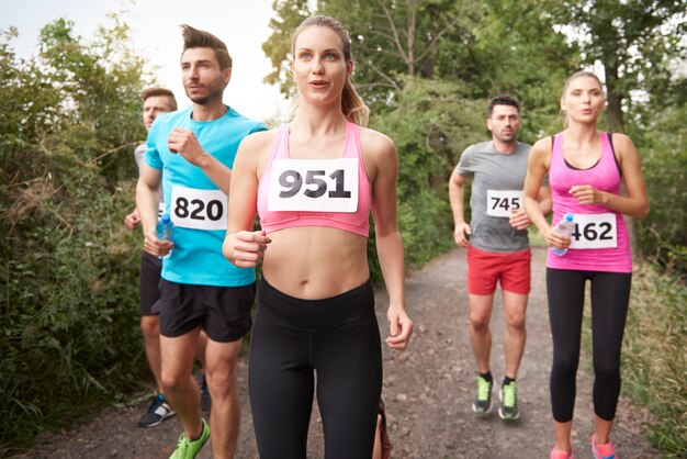 Jóvenes amigos corriendo durante una maratón