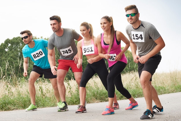 Jóvenes amigos corriendo durante una maratón