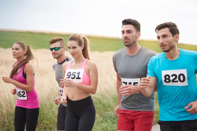 Jóvenes amigos corriendo durante una maratón