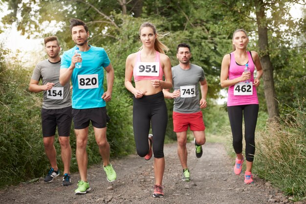 Jóvenes amigos corriendo durante una maratón