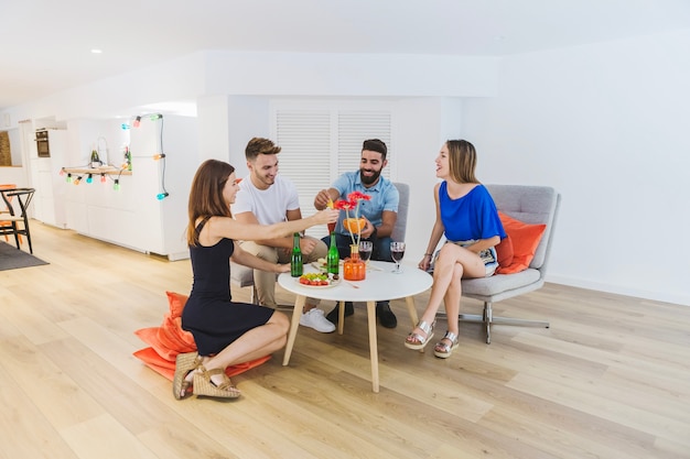 Jóvenes amigos disfrutando de fiesta en casa