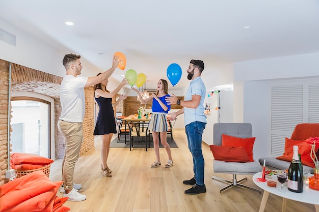 Jóvenes amigos disfrutando de juego con globos