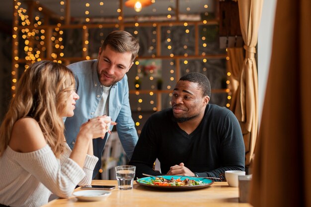 Jóvenes amigos disfrutando el tiempo juntos