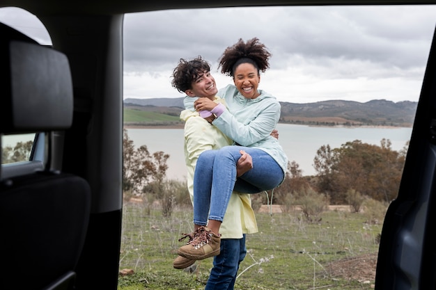 Foto gratuita jóvenes amigos disfrutando de un viaje familiar en coche