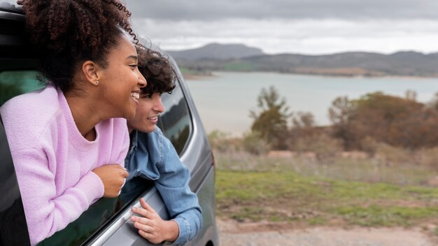 Jóvenes amigos disfrutando de un viaje familiar en coche