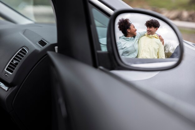 Jóvenes amigos disfrutando de un viaje familiar en coche