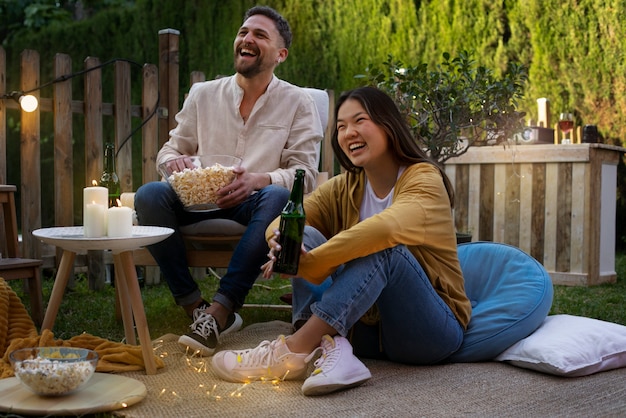 Foto gratuita jóvenes amigos divirtiéndose en el cine al aire libre