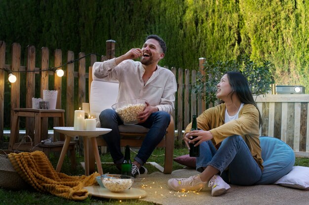 Jóvenes amigos divirtiéndose en el cine al aire libre