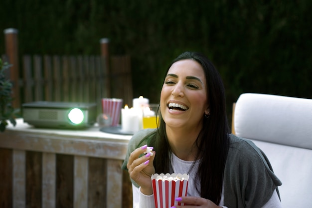 Jóvenes amigos divirtiéndose en el cine al aire libre