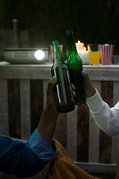 Jóvenes amigos divirtiéndose en el cine al aire libre