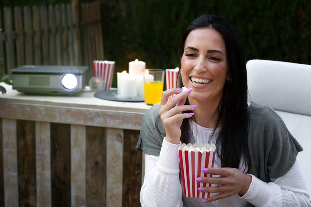 Jóvenes amigos divirtiéndose en el cine al aire libre