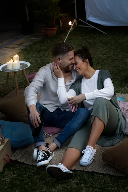 Foto gratuita jóvenes amigos divirtiéndose en el cine al aire libre