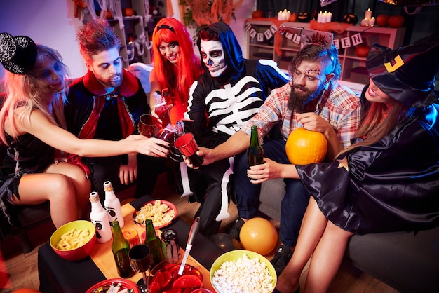 Jóvenes amigos divirtiéndose en la fiesta de Halloween