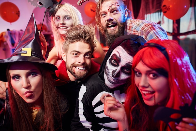 Jóvenes amigos divirtiéndose en la fiesta de Halloween