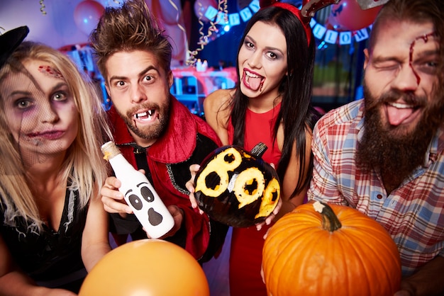 Jóvenes amigos divirtiéndose en la fiesta de Halloween