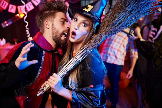 Jóvenes amigos divirtiéndose en la fiesta de Halloween