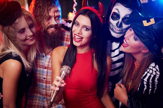 Jóvenes amigos divirtiéndose en la fiesta de Halloween