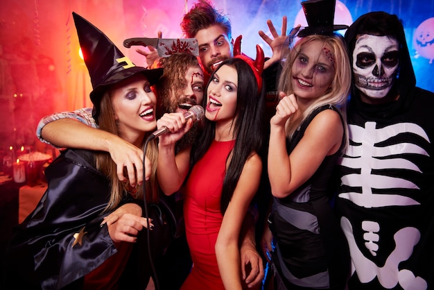 Jóvenes amigos divirtiéndose en la fiesta de Halloween