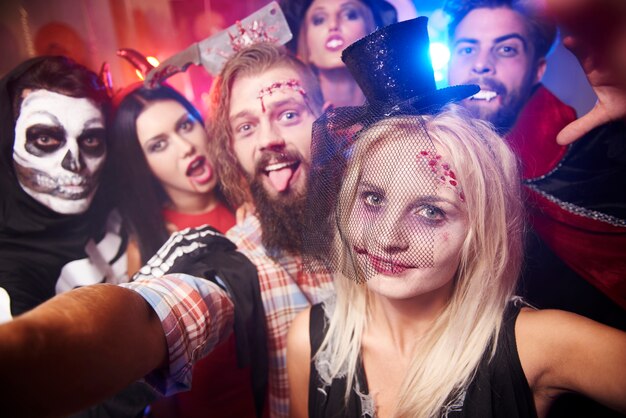 Jóvenes amigos divirtiéndose en la fiesta de Halloween