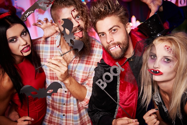 Foto gratuita jóvenes amigos divirtiéndose en la fiesta de halloween