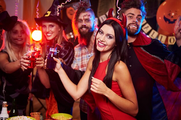 Jóvenes amigos divirtiéndose en la fiesta de Halloween