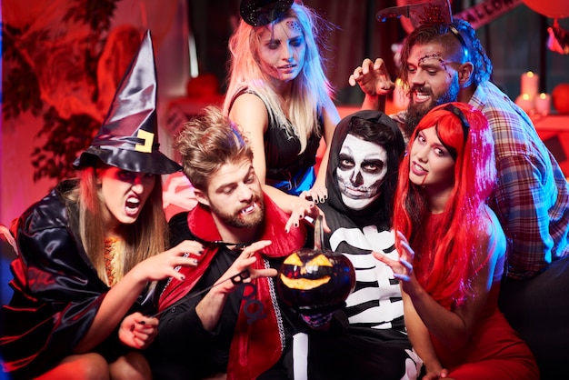 Jóvenes amigos divirtiéndose en la fiesta de Halloween