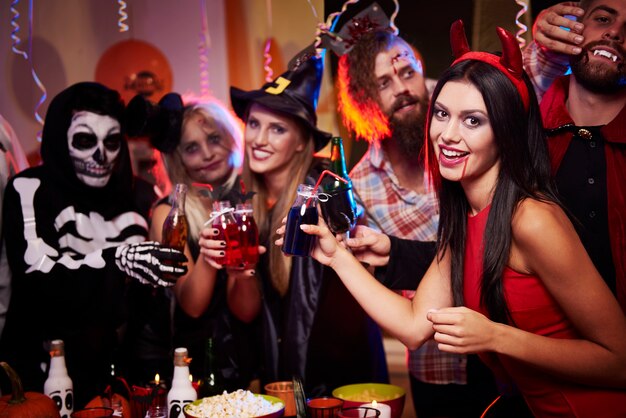 Jóvenes amigos divirtiéndose en la fiesta de Halloween