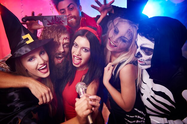 Jóvenes amigos divirtiéndose en la fiesta de Halloween