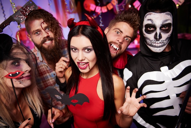 Jóvenes amigos divirtiéndose en la fiesta de Halloween