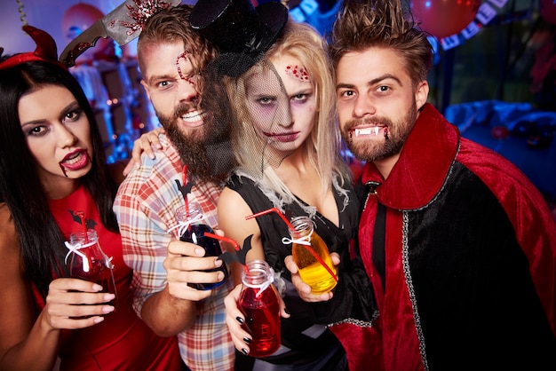 Jóvenes amigos divirtiéndose en la fiesta de Halloween