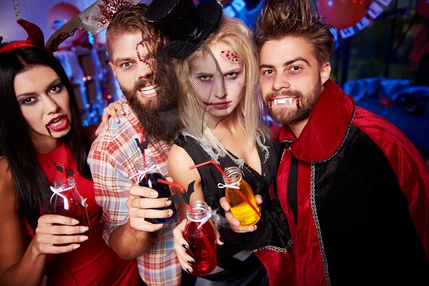 Jóvenes amigos divirtiéndose en la fiesta de Halloween