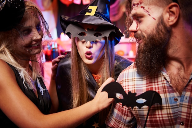 Jóvenes amigos divirtiéndose en la fiesta de Halloween